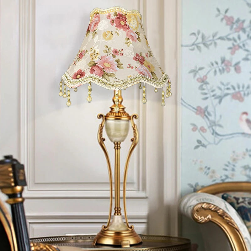 Abat-jour "Romance" – Dentelle Florale et Finition Perles Mes Luminaires