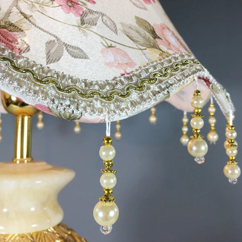 Abat-jour "Romance" – Dentelle Florale et Finition Perles Mes Luminaires