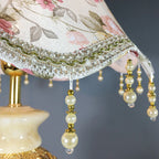 Abat-jour "Romance" – Dentelle Florale et Finition Perles Mes Luminaires