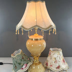 Abat-jour "Romance" – Dentelle Florale et Finition Perles Mes Luminaires