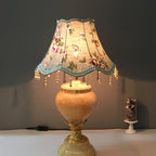 Abat-jour "Romance" – Dentelle Florale et Finition Perles Mes Luminaires