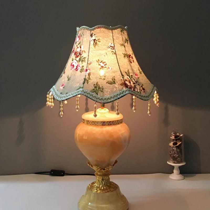 Abat-jour "Romance" – Dentelle Florale et Finition Perles Mes Luminaires