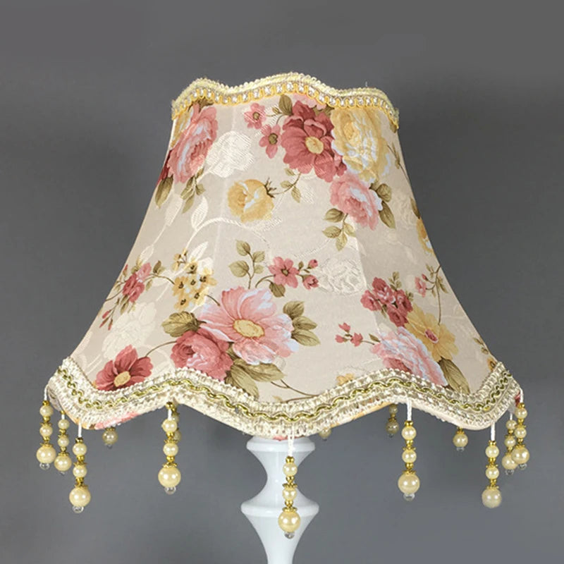 Abat-jour "Romance" – Dentelle Florale et Finition Perles Mes Luminaires
