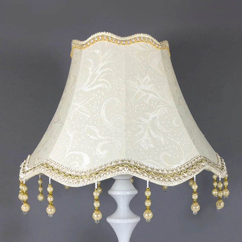 Abat-jour "Romance" – Dentelle Florale et Finition Perles Mes Luminaires