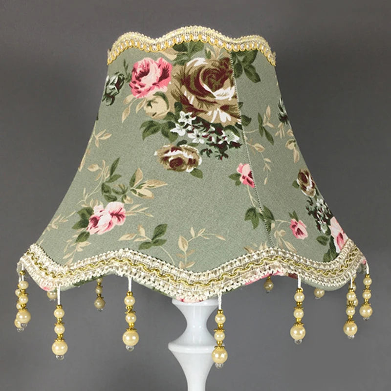 Abat-jour "Romance" – Dentelle Florale et Finition Perles Mes Luminaires