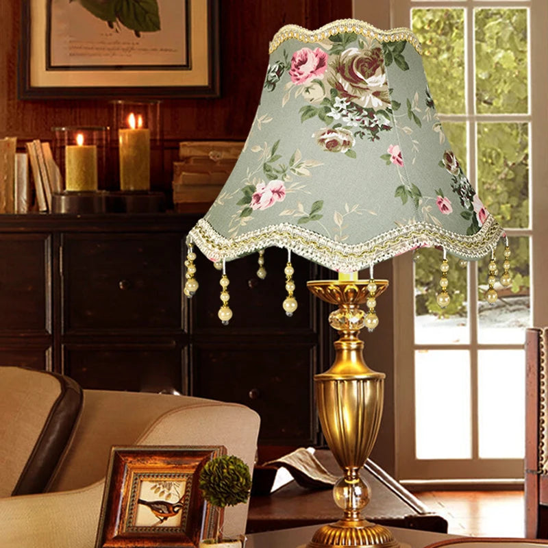 Abat-jour "Romance" – Dentelle Florale et Finition Perles Mes Luminaires