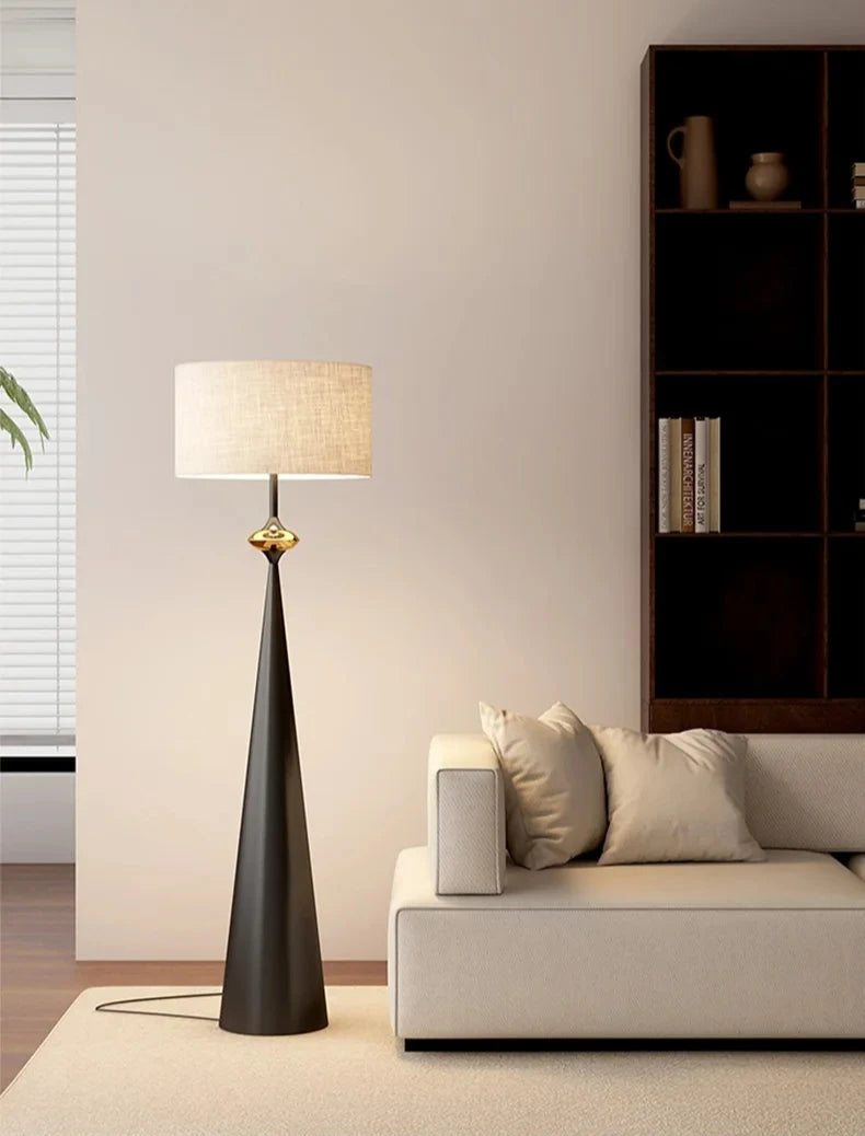 Lampadaire Minimaliste "Symmetry" – Luminaire Chic à Base Conique et Globe Blanc Mes Luminaires