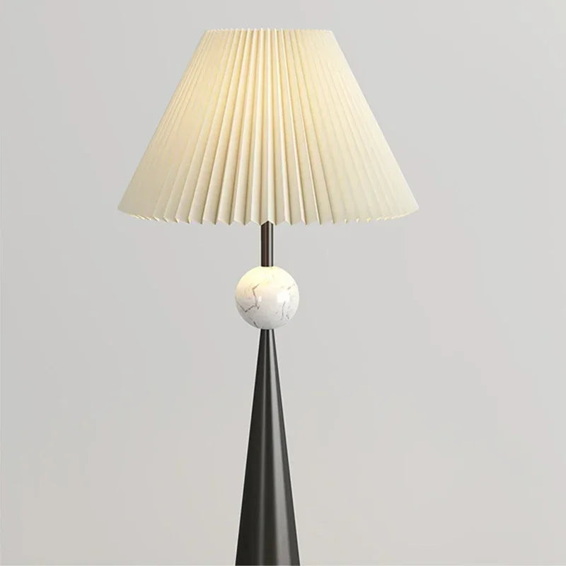 Lampadaire Minimaliste "Symmetry" – Luminaire Chic à Base Conique et Globe Blanc Mes Luminaires
