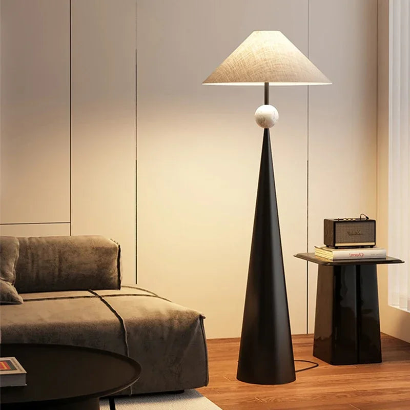 Lampadaire Minimaliste "Symmetry" – Luminaire Chic à Base Conique et Globe Blanc Mes Luminaires