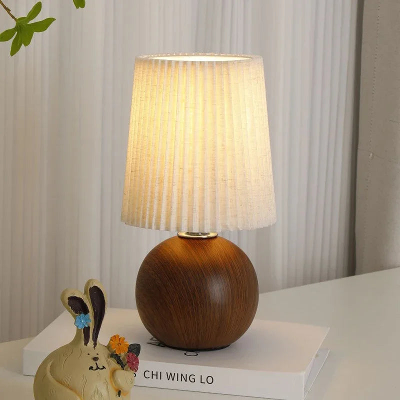 Lampe à Poser Minimaliste – Pied en Bois Conique et LED Mes Luminaires