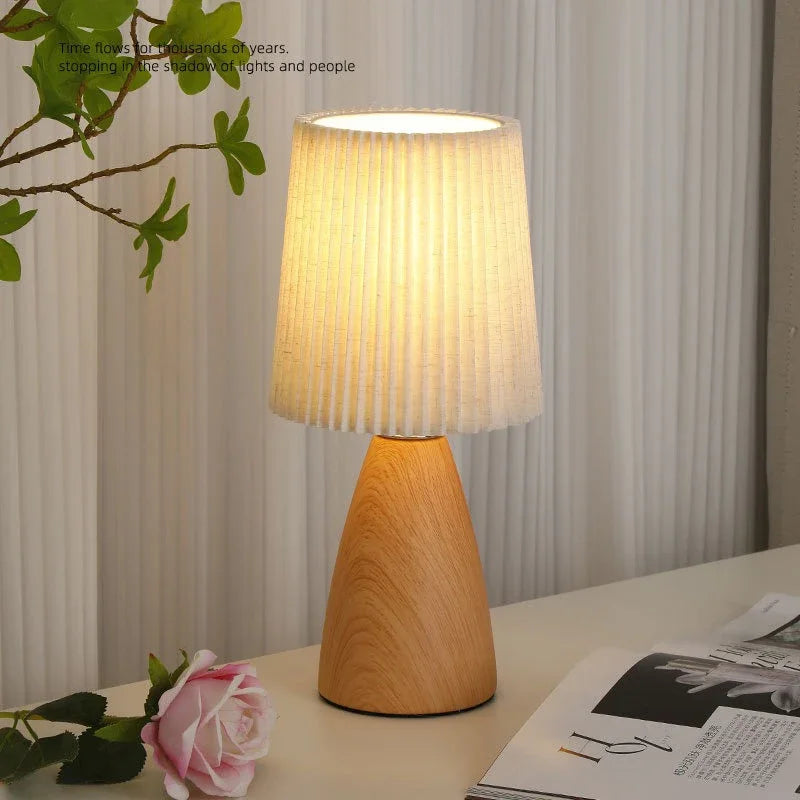 Lampe à Poser Minimaliste – Pied en Bois Conique et LED Mes Luminaires