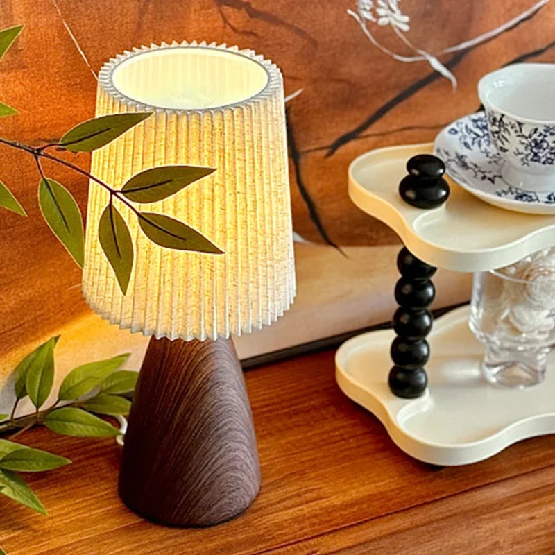 Lampe à Poser Minimaliste – Pied en Bois Conique et LED Mes Luminaires