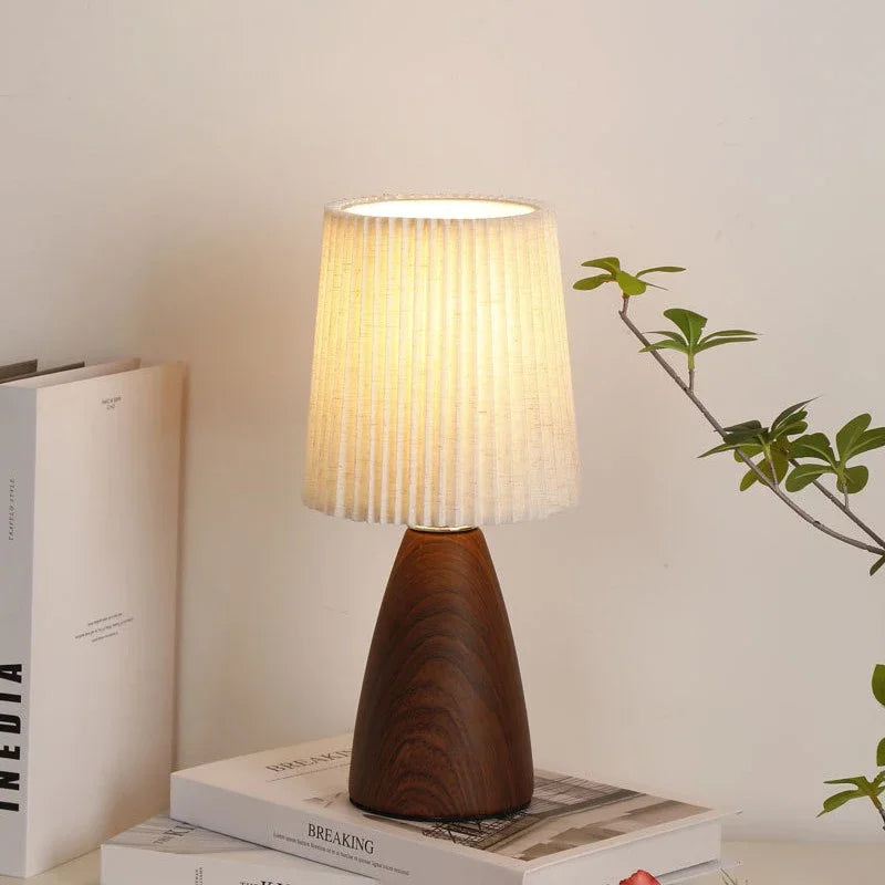 Lampe à Poser Minimaliste – Pied en Bois Conique et LED Mes Luminaires