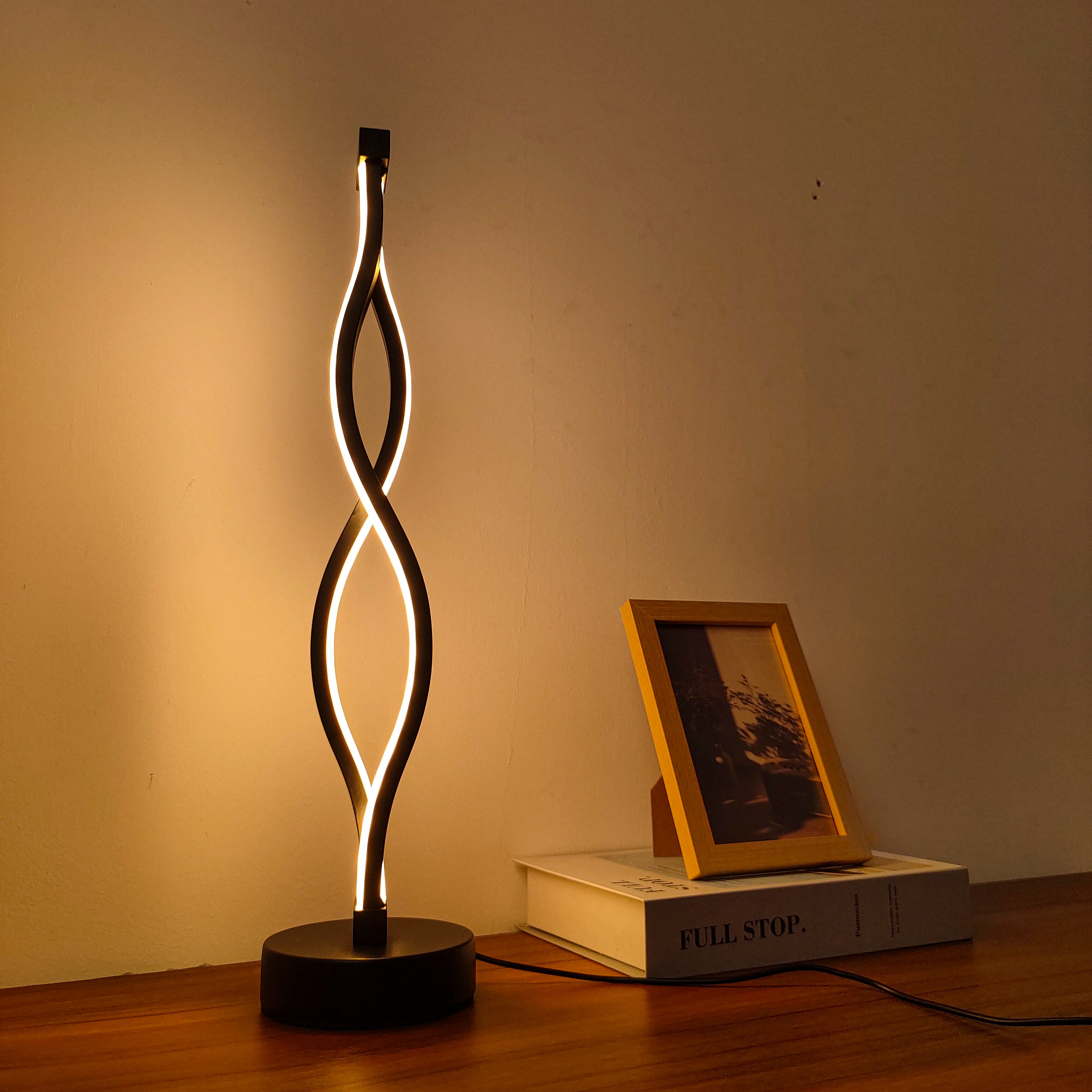 Lampe de Chevet Design Futuriste – Structure en Aluminium Mes Luminaires