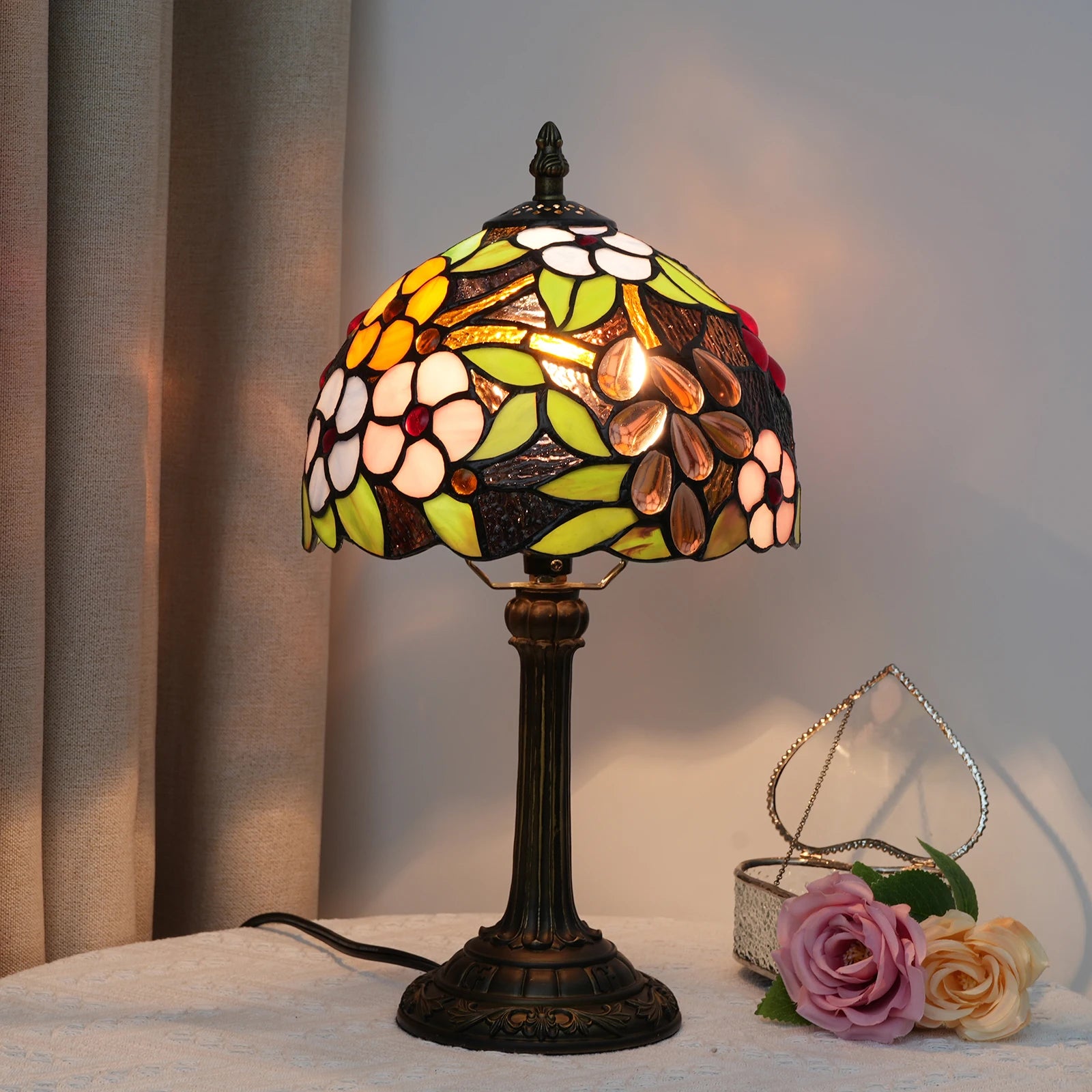 Lampe de Table Art Nouveau – Vitrail aux Motifs Floraux et Pied Antique Mes Luminaires