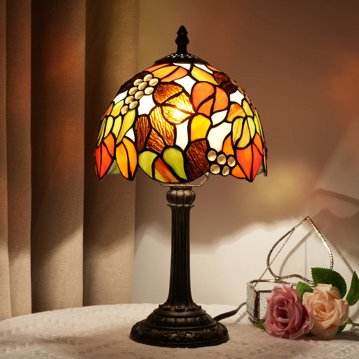 Lampe de Table Art Nouveau – Vitrail aux Motifs Floraux et Pied Antique Mes Luminaires