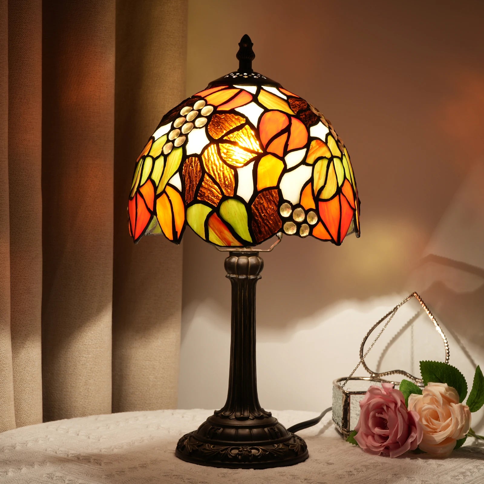 Lampe de Table Art Nouveau – Vitrail aux Motifs Floraux et Pied Antique Mes Luminaires
