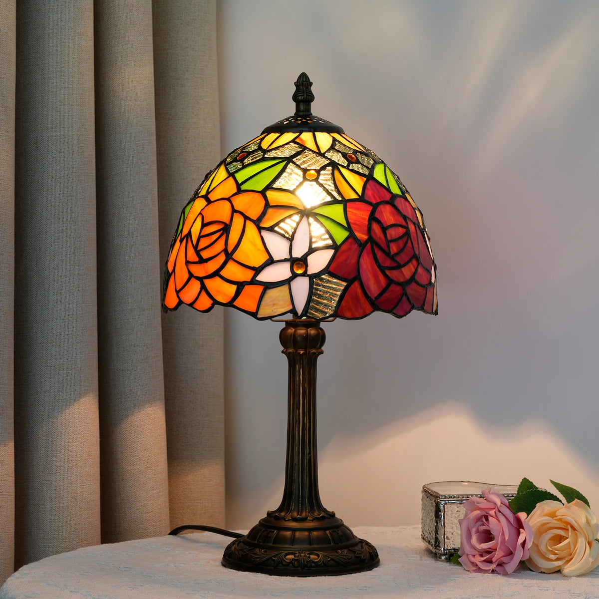 Lampe de Table Art Nouveau – Vitrail aux Motifs Floraux et Pied Antique Mes Luminaires