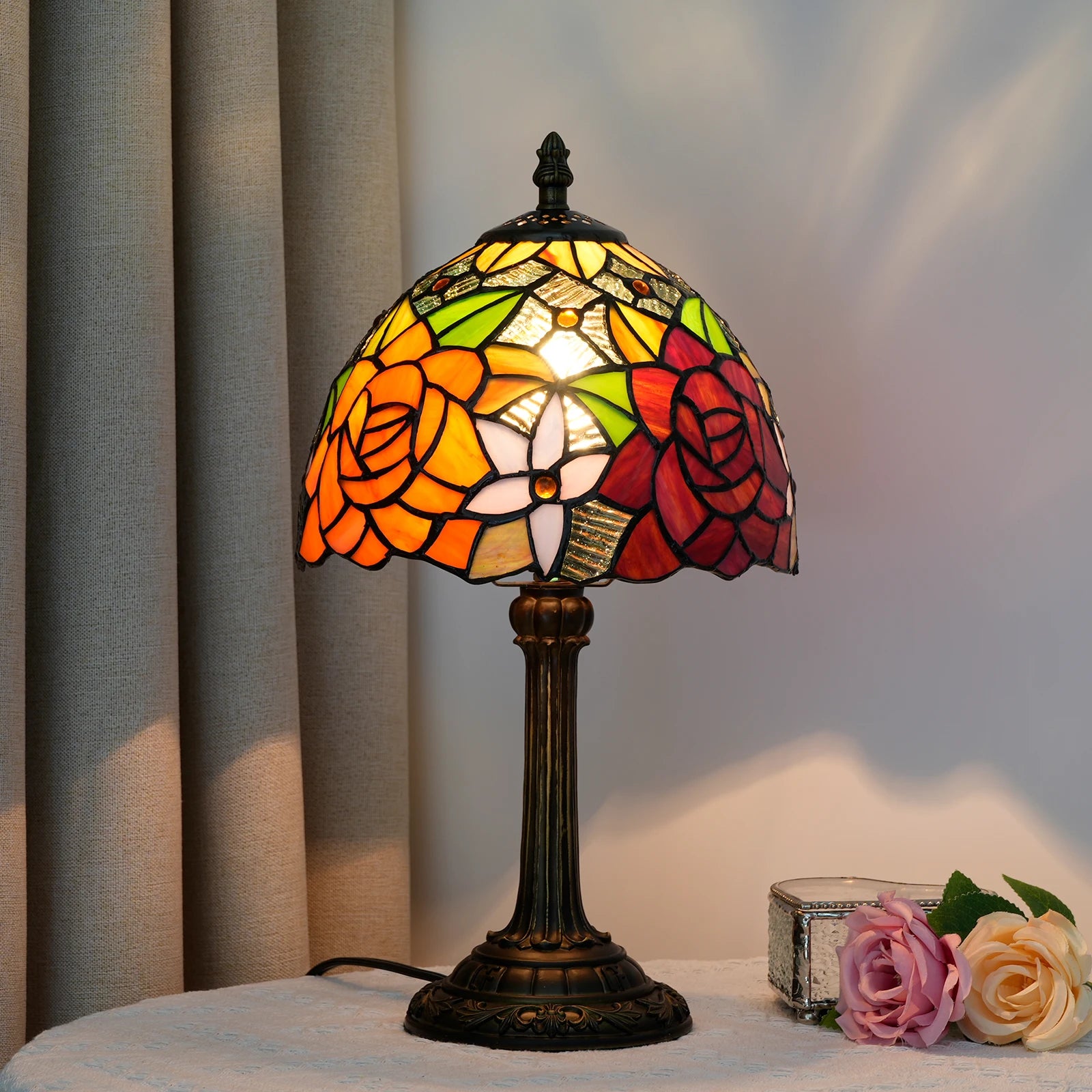 Lampe de Table Art Nouveau – Vitrail aux Motifs Floraux et Pied Antique Mes Luminaires