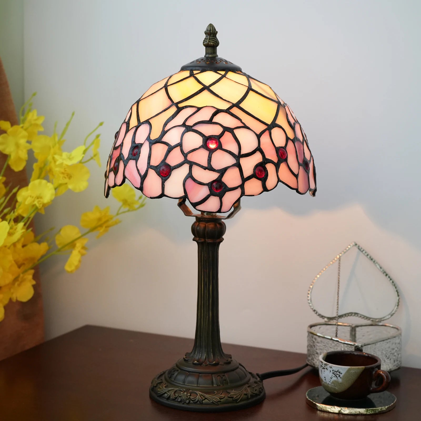 Lampe de Table Art Nouveau – Vitrail aux Motifs Floraux et Pied Antique Mes Luminaires