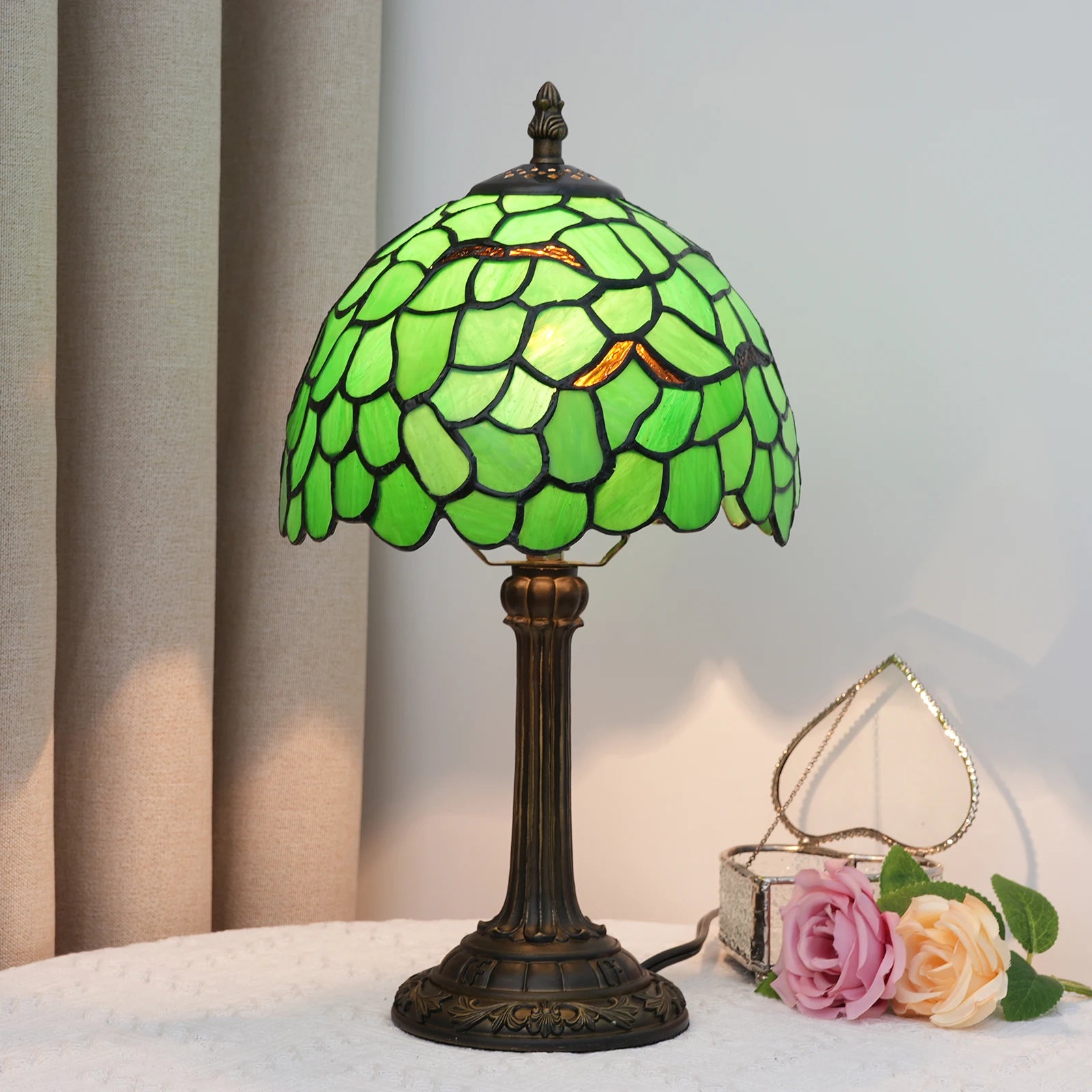 Lampe de Table Art Nouveau – Vitrail aux Motifs Floraux et Pied Antique Mes Luminaires