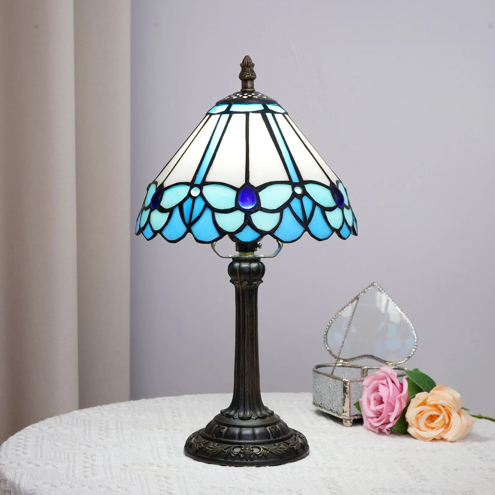 Lampe de Table Art Nouveau – Vitrail aux Motifs Floraux et Pied Antique Mes Luminaires