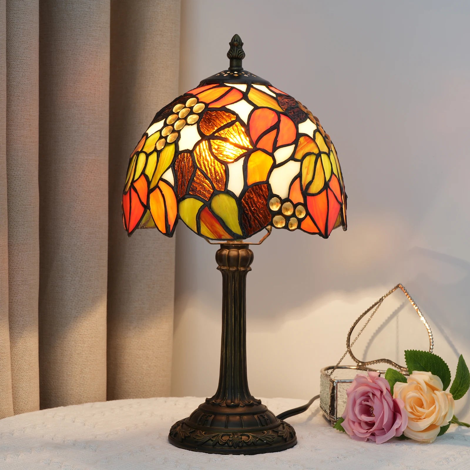 Lampe de Table Art Nouveau – Vitrail aux Motifs Floraux et Pied Antique Mes Luminaires
