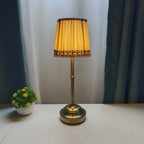 Lampe de Table "Victoria" – Abat-jour Plissé et Pied en Laiton Doré Mes Luminaires