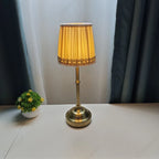Lampe de Table "Victoria" – Abat-jour Plissé et Pied en Laiton Doré Mes Luminaires