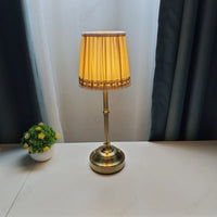 Lampe de Table "Victoria" – Abat-jour Plissé et Pied en Laiton Doré Mes Luminaires