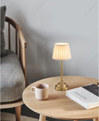 Lampe de Table "Victoria" – Abat-jour Plissé et Pied en Laiton Doré Mes Luminaires