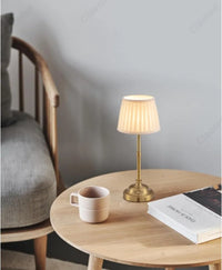 Lampe de Table "Victoria" – Abat-jour Plissé et Pied en Laiton Doré Mes Luminaires