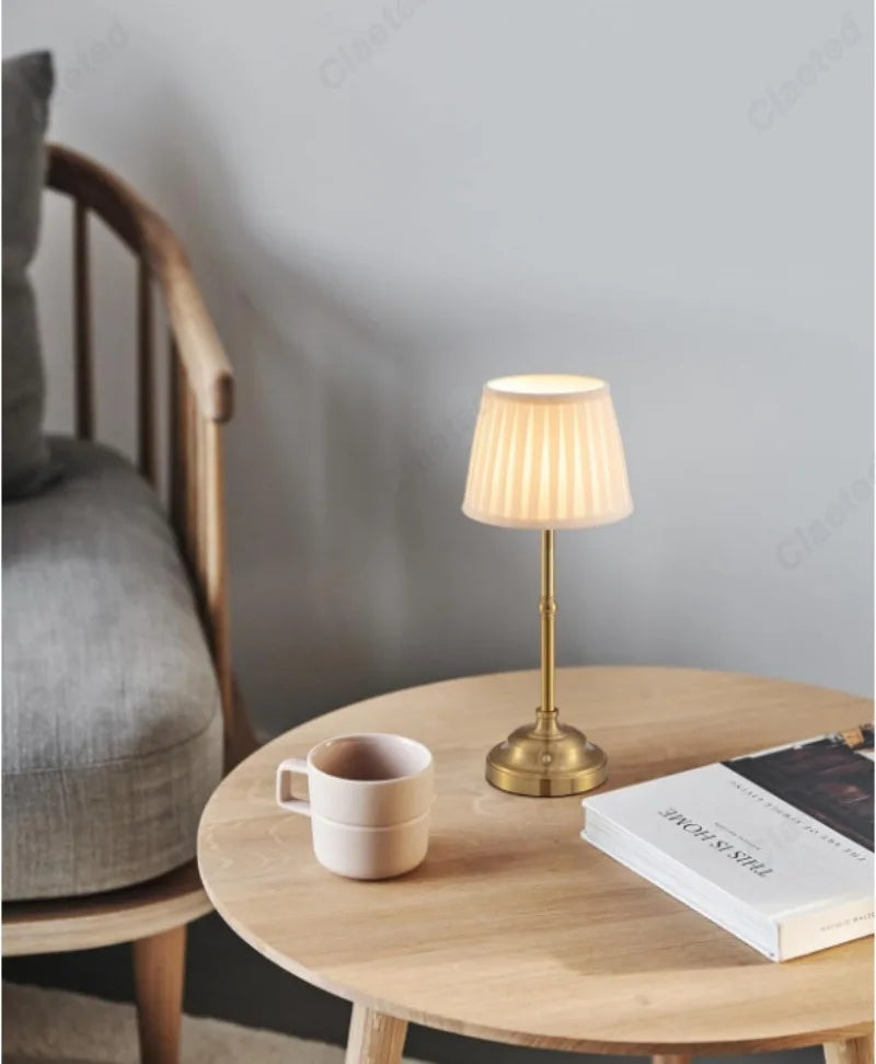 Lampe de Table "Victoria" – Abat-jour Plissé et Pied en Laiton Doré Mes Luminaires