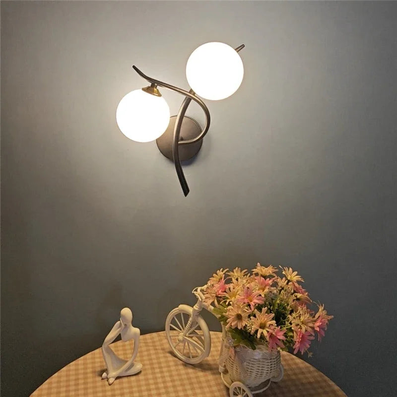 Luminaire "Orbite" – Applique Murale aux Lignes Courbes et Globes Opalins Mes Luminaires