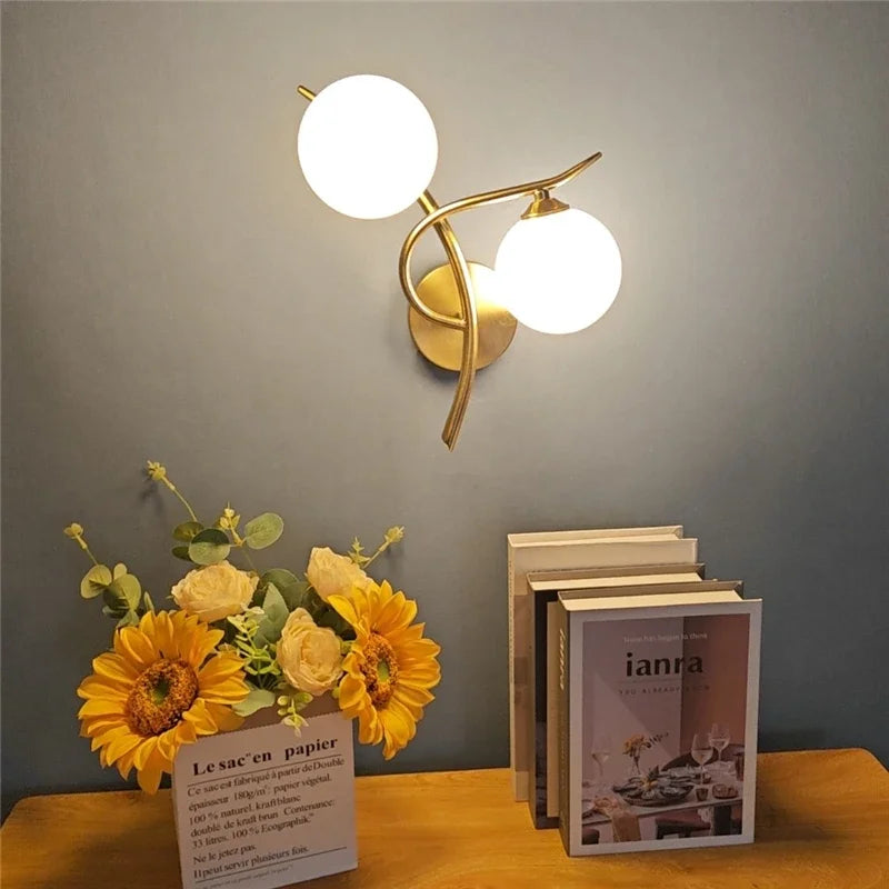 Luminaire "Orbite" – Applique Murale aux Lignes Courbes et Globes Opalins Mes Luminaires