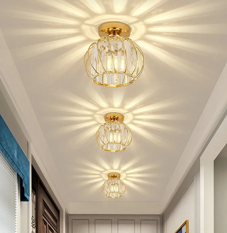 Plafonnier "Majesty" – Luminaire Royal avec Cage Dorée et Cristaux Mes Luminaires